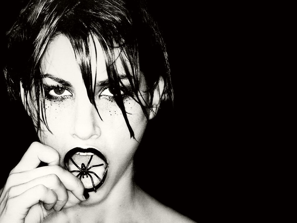 Gina Gershon